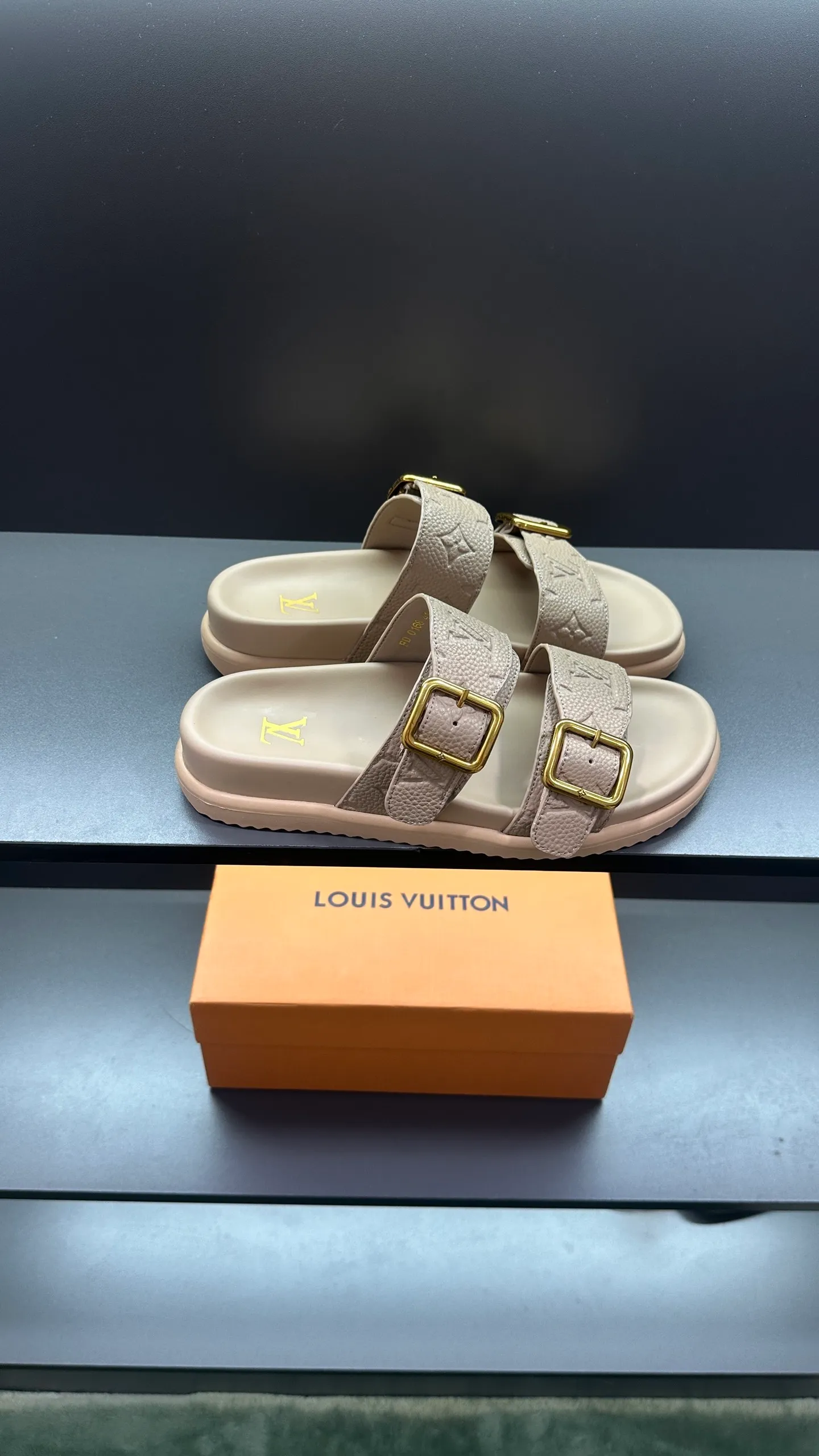 P340 🔍LV Men's Spring and Summer Slippers Counter Synchronization. The uppers are imported cowhide fabrics from Italy, with logo graphics and high-quality craftsmanship. Soles: original soles specially provided by the original factory. Exclusive movable molded soles are super comfortable. Original factory follow-up orders. 🔍🔍High quality. You can enter and leave the counter at will. Welcome to compare. Code number 38-45 No. 058